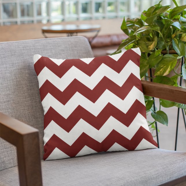 Bold Burgundy Chevron Pattern Kussen (Creator heeft geüpload)