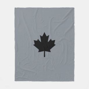 Bold Canadian Black Maple Leaf Fleece Deken