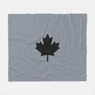 Bold Canadian Black Maple Leaf Fleece Deken