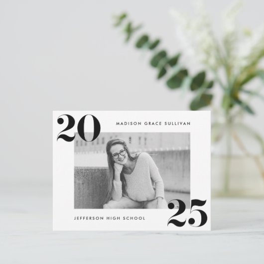 Bold Klasse van 2025 Black Photo Graduation Party Uitnodiging Briefkaart (Staand voorkant)