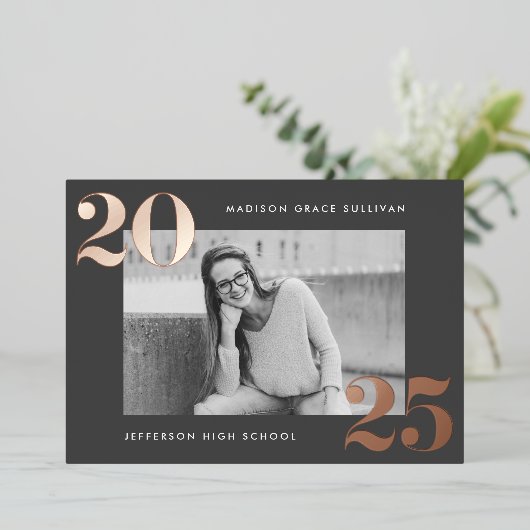 Bold Klasse van 2025 Grijs Foto Afstuderen Folie Uitnodiging (Staand Voorkant)