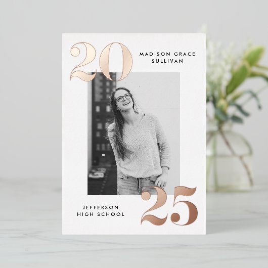 Bold Klasse van 2025 Roos Gouden Foto Afstuderen Folie Uitnodiging (Staand Voorkant)