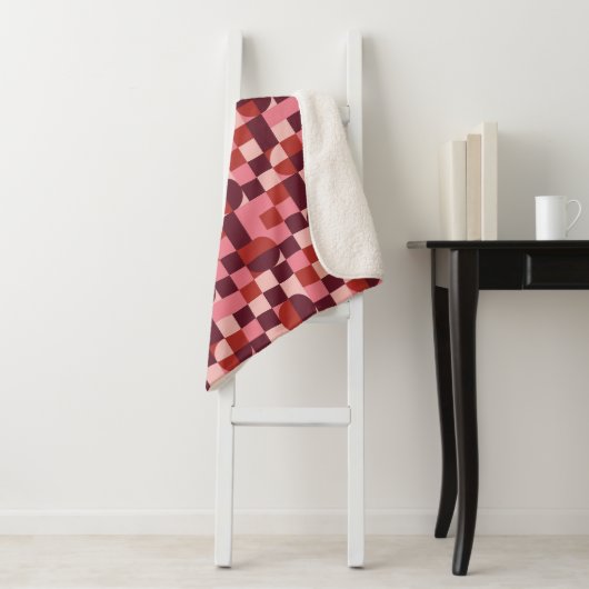 Bold Pink and Red Retro Geometric Pattern Sherpa Deken (In situ)