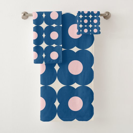 Bold Retro Geometric Floral Pattern Blue en Roze Bad Handdoek (Insitu)