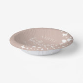 Bols En Carton Un Petit Papillon Se Trouve Sur Le Chemin Du Baby  (Angulaire)