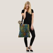 Bolsa em cores com bolinhas pretas e riscos. draagtas (Op model)