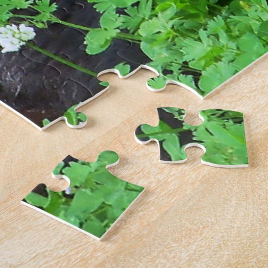 Bombay Cat Lying in Green Clover Puzzle (Côté)