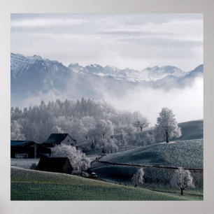 BOMEN BESIDE SNEEUWKOPPELDE MOUNTAIN TIJDENS DAGEN POSTER