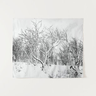 Bomen en wintersneeuw, zwart en wit wandkleed