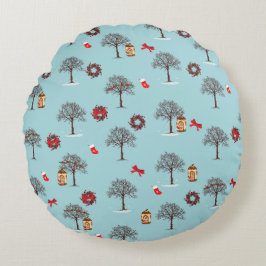 Bomen in de winter en kerstversiering rond kussen