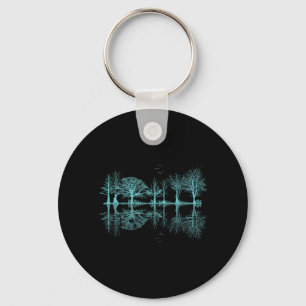 Bomen in het bos weerspiegeld in de natuur met wil sleutelhanger