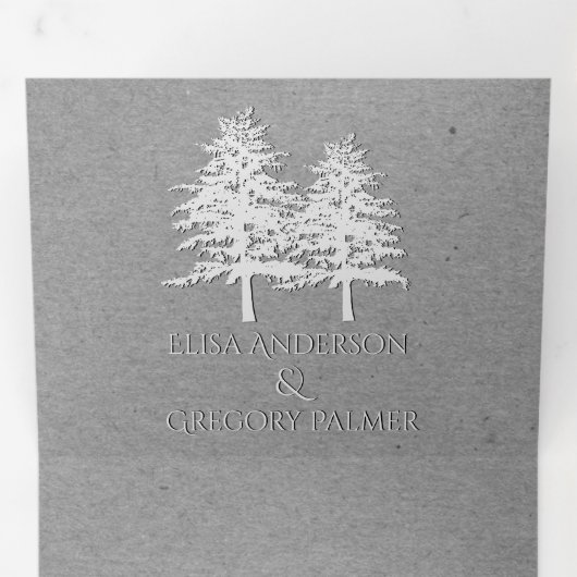 Bomen in reliëf grijs kraftpapier winterbruiloft drieluik uitnodiging (Binnenzijde eerst)