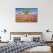 Bomen met mesvrij lente die in wilde bloemen groei canvas afdruk (Insitu (Slaapkamer))
