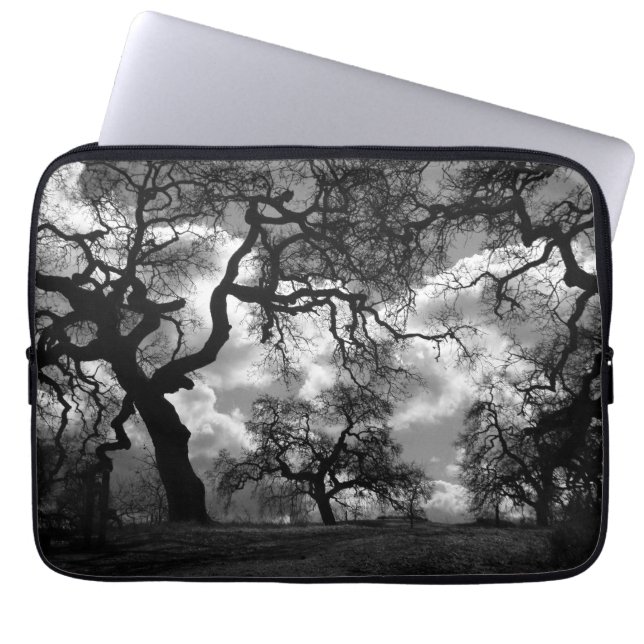 Bomen met zwarte en witte haunted laptop sleeve (Voorkant)
