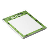 Bon bloc-notes vert de trèfle de chance. (Incliné)