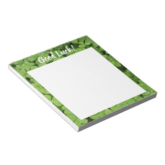 Bon bloc-notes vert de trèfle de chance. (Incliné)