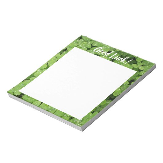 Bon bloc-notes vert de trèfle de chance. (Tourné)