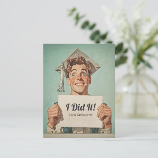 Bon Diplômé tenant une invitation (Debout devant)