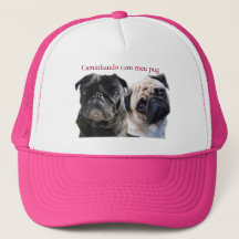 boné caminhando com meu pug
