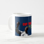 Bongino snijdt de mok krap koffie (Voorkant links)