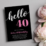 Bonjour 40 | Invitation de fête d'anniversaire<br><div class="desc">Fêtez son anniversaire d'étape avec ces invitations festives "bonjour [âge]" en lettres roses et blanches sur un riche arrière - plan noir. Personnalisez avec les détails de votre fête en dessous. Exemple illustré pour un 40e anniversaire.</div>