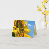 Bonjour abeille sur la macro carte de note de (Fleur jaune)