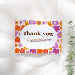 Bonjour Baby Retro Daisy Baby shower Merci<br><div class="desc">Baby shower rétro orange et violet merci cartes avec un motif de fleur marguerite chic et de type super. L'avant de cette carte est ornée d'un arrière - plan à motifs floraux avec une incrustation ovale blanche au centre. Le motif de marguerite fleuri est un motif dessiné à la main...</div>