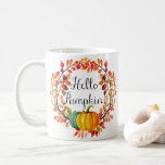 "Bonjour Citrouille !" Mug de café en germe d'auto<br><div class="desc">Bienvenue automne avec ce fantastique "Bonjour Citrouille !" tasse à café en germe d'automne. Apportez une touche de saison à votre journée avec cette tasse à café aux couleurs vives, avec un citrouille orange et vert/bleu entouré de feuilles d'automne, de vignes, de baies et de glands, avec les mots "Bonjour...</div>