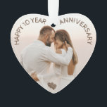 Bonne Anniversaire Coeur personnalisable<br><div class="desc">Cette belle cérémonie d'anniversaire heureux fera un grand cadeau d'anniversaire ou un cadeau de souvenir pour un mari ou une femme. Ajoutez simplement une photo du couple, de préférence sur un arrière - plan léger. L'ornement est entièrement personnalisable, vous pouvez donc modifier le nombre d'années, ajouter les noms et la...</div>