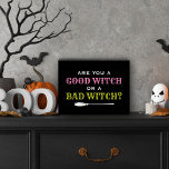 Bonne sorcière ou une mauvaise sorcière Citation d<br><div class="desc">Cette drôle de décoration d'art Halloween en bois personnalisée présente la citation "Es-tu une bonne sorcière ou une mauvaise sorcière ?" design de typographie en blanc,  rose et jaune vert avec l'accent broomstick de la sorcière.</div>