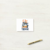 Bont wasbeer met eet afval tekst post-it® notes (Op bureau)