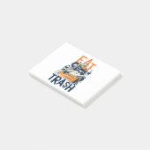 Bont wasbeer met eet afval tekst post-it® notes (Schuin)