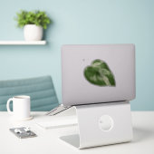 Bonte Monstera Sticker – Helder Uitgesneden Blad (Laptop op bureau)