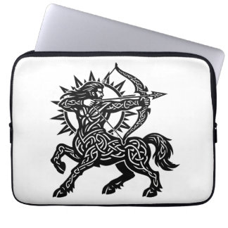 Boogschutter — De Boogschutter door BurnsInHell Laptop Sleeve