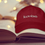 Booktrovert Brodé Twill Casquette<br><div class="desc">Attention, amateurs de livres et personnes fières de librairie : ce casquette est pour vous. ・ casquette de chino à profil bas et non structuré ・ Bracelet en tissu ajustable avec fermeture de boucle à glissière en laiton antique ・ Billet confortable et incurvé Ce casquette est l'accessoire ultime pour l'amateur...</div>