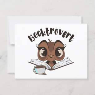 Booktrovert uil met boek en koffie briefkaart