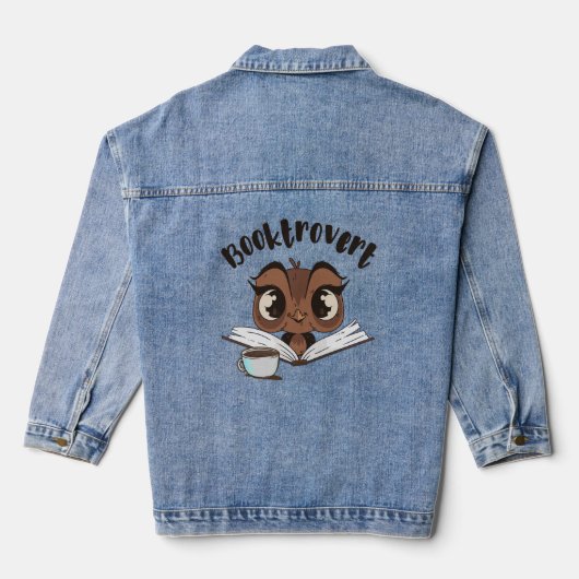 Booktrovert uil met boek en koffie denim jacket (Achterkant)