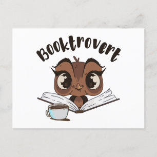 Booktrovert uil met boek en koffie feestdagenkaart