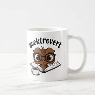 Booktrovert uil met boek en koffie koffiemok