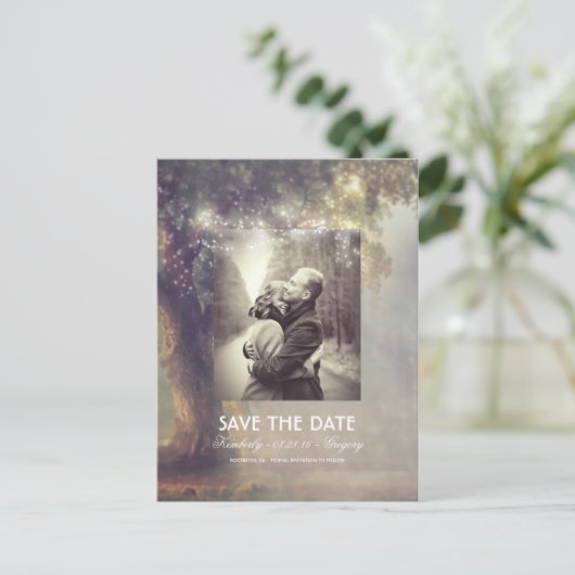 Boom en String Lights Rustieke Foto Save the Date Aankondigingskaart (Staand voorkant)