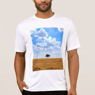 Boom in een geoogst tarweveld t-shirt