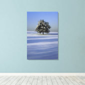 Boom in met sneeuw bedekt landschap canvas afdruk (Insitu (Houten vloer))