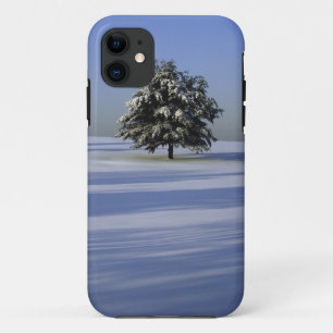 Boom in met sneeuw bedekt landschap iPhone 11 hoesje