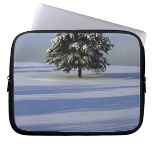 Boom in met sneeuw bedekt landschap laptop sleeve