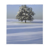 Boom in met sneeuw bedekt landschap notitieblok (Voorkant)