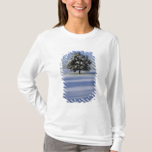 Boom in met sneeuw bedekt landschap t-shirt