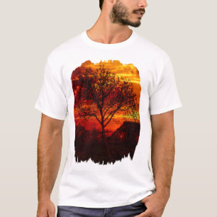 Boom naast de oude muur roert zonnescherm t-shirt