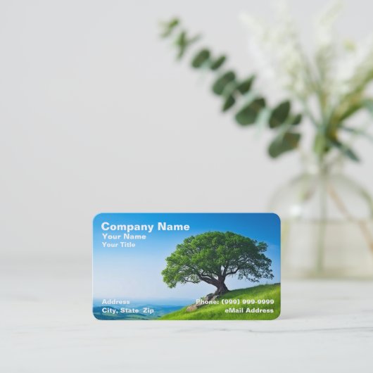 Boom op heuvel tegen heldere blauwe lucht visitekaartje (Staand voorkant)