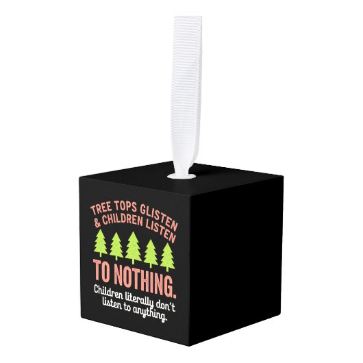 Boomglinstering en kinderen luisteren naar niets t kubus ornament (Voorkant hoekig)