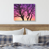 Boomsilhouetten in de zonsondergang - Canvas Print (Insitu (Slaapkamer))